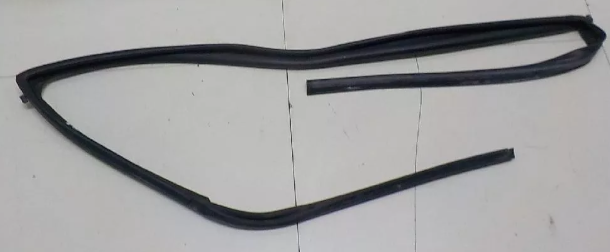 NEW Genuine Suzuki SWIFT 2005-11 3Door Left WINDOW RUNNER RUBBER 83665-62K00